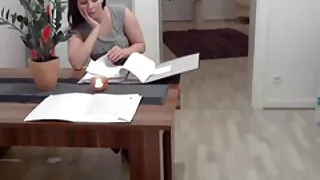شقراء نحيفة مع فالم سكسي الثدي الصغيرة استمناء مع ساقيها.