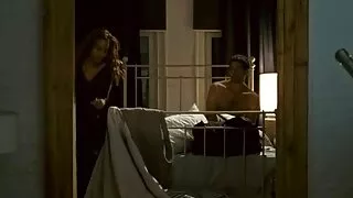 اثنين من فيتونيس بالفرس من مدرب فلم سكسي بنت مع بنت على الديك في صالة الألعاب الرياضية.