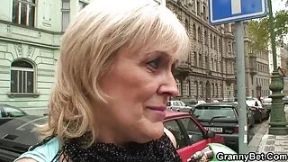 امرأة مسنة تصوير فلم سكسي تمارس الجنس مع رجل أعمال.