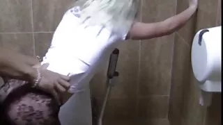 الرومانية يغوي الرجل لممارسة الجنس ويلعق الأحمق فلم اجتماعي سكسي له.