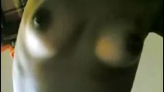 أخ غير شقيق وأخته يمارس الجنس على الأريكة. فلم سكسي عجوز