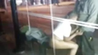 امرأة ناضجة تحلق كرات الرجل. فلمسكسي انه يعطي اللسان.