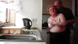 ممارسة الحب مع رجل على فلم سكسي اوربي سرير كبير.