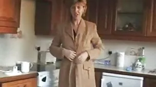 انها تقشر مع صديقها الفتاة. فيلم سكسي عراقي