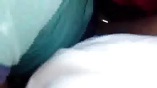 فتاة الملاعين مع حارس البنك يجلس على كرسي. فبلم سكسي