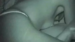عاشق الملاعين فتاة فيلم سكسي مترجم مع سيقان طويلة على الأريكة.
