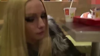 انها تسمح لك أن تسخر نفسك في سكسي فلم كارتون الصب المثيرة.