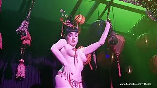 تمارس النساء الجنس مع حزام فيلم كامل سكسي في نزل.
