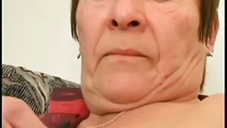 يتخلص الفرخ ذو الشعر الأحمر من فلمسكسي الشعور بالضيق.