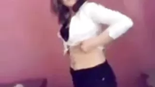 أديل يستمني فلم سكسي في الغابة.