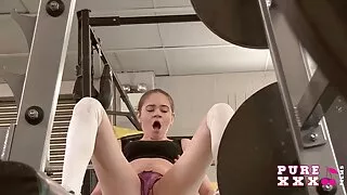 لوتي ماغني نيك بالإصبع كس مع الوردي الموز هزاز. فلمم سكسي