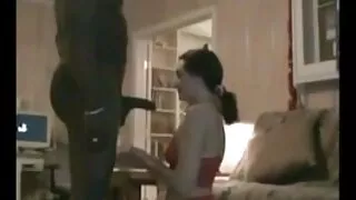 بدلا من صنع الموسيقى ، فإن الفتاة النحيفة اقدم فيلم سكسي فاسدة في غرفة المعيشة.