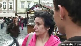 توم بيست مسدس فيلم سكسي عراقي يعطي الحمار إلى شقراء.