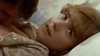 فتاة مع نظارات فلم سكسي حديث مستديرة يعطي اللسان.