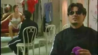 يمارس الجنس مع مساعد العمل في كس على الطاولة. فلم سكسى