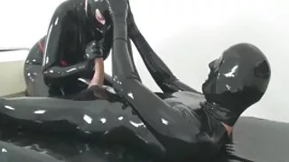 ريبيكا فولبيتي تحصل على فيلم سكسي مال هيفاء وهبي ثلاثة زبر في جميع ثقوبها.