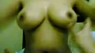 أحمر الشعر قزم التدفق فلم سكسي بنات على الأريكة.